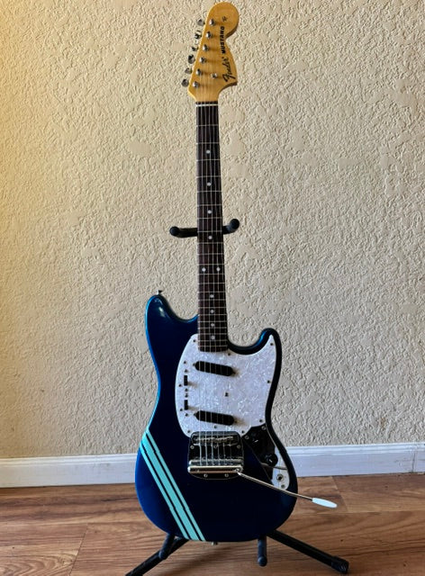 Fender Mustang – MIJ (1999–2002) – Medium Metallic Blue – Triple Racing Stripes
