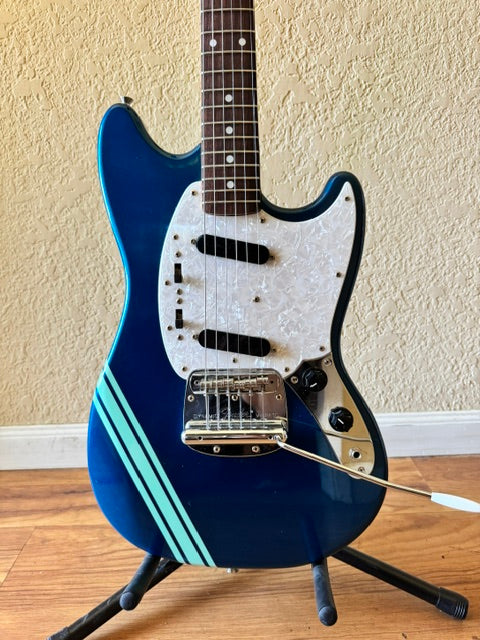 Fender Mustang – MIJ (1999–2002) – Medium Metallic Blue – Triple Racing Stripes